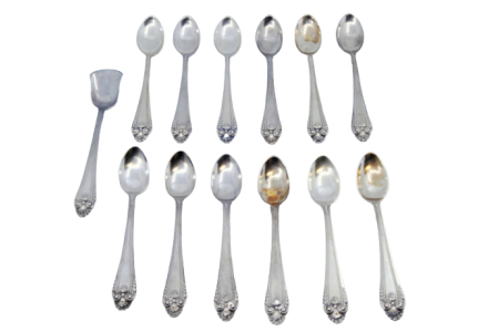 Conjunto de doze colheres de café e pá de açúcar com frisos e conchas nos cabos.